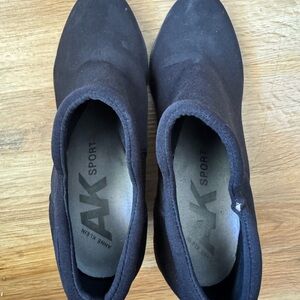 AK Sport Black Slip-On heals